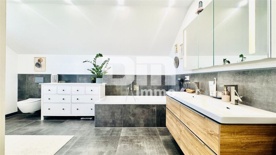 Exklusiver Neubautraum mit Premium-Ausstattung, großer Terrasse und Doppelgarage - OG / DG Badezimmer / Wanne / Dusche